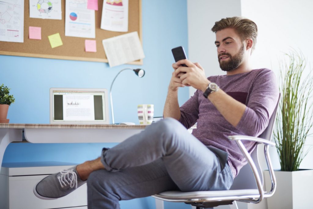 Videosupport 2 photodune D5Jh8Bmy man texting with his mobilephone xxl